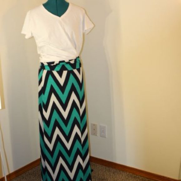 Tovia - Long skirt , size large - Picture 4 of 8